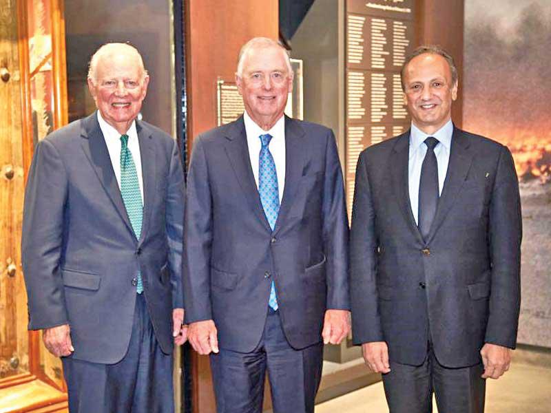 سفير الكويت لدى الولايات المتحدة الشيخ سالم الصباح مع دان كويل وجيمس بيكر خلال الاحتفال