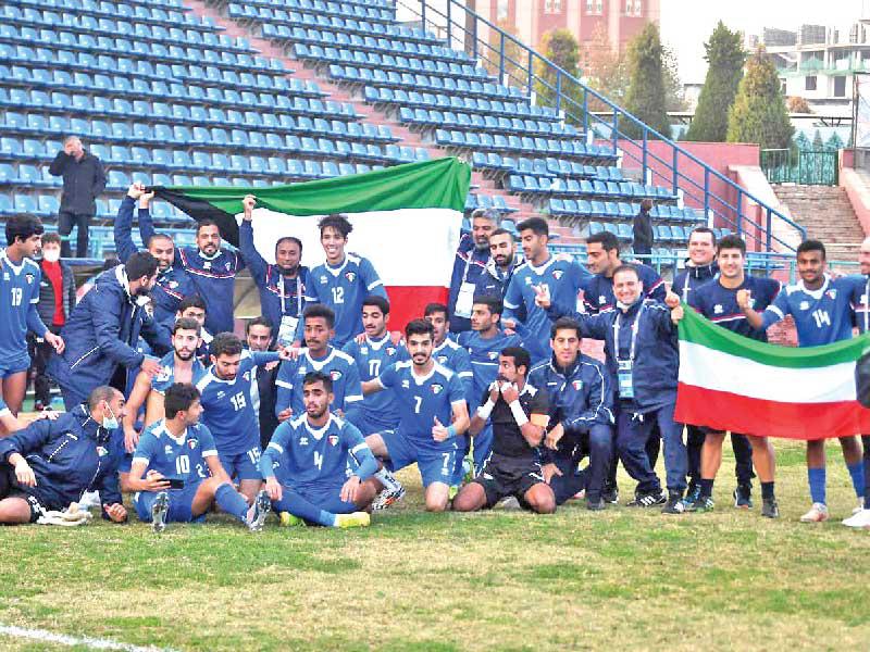 صورة جماعية لوفد الازرق مع اللاعبين