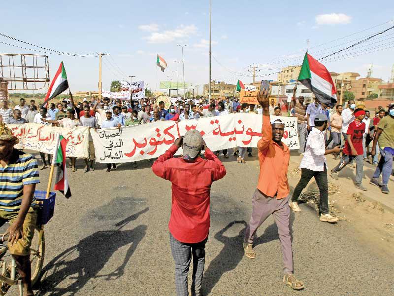 سودانيون يتظاهرون ضد إجراءات البرهان في الخرطوم أمس الأول (رويترز)