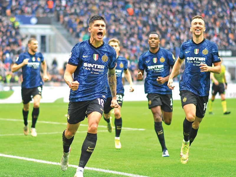 كوريا نجم الإنتر يحتفل بهدفه الأول 