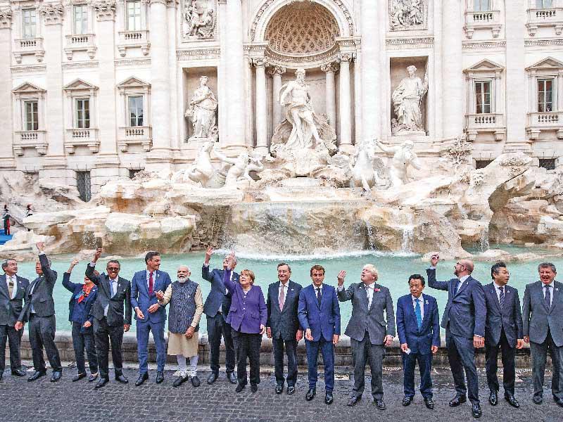 صورة جماعية لقادة الدول المشاركة بقمة «G20» قرب نافورة «تريفي» الشهيرة بروما أمس (دي بي أيه)