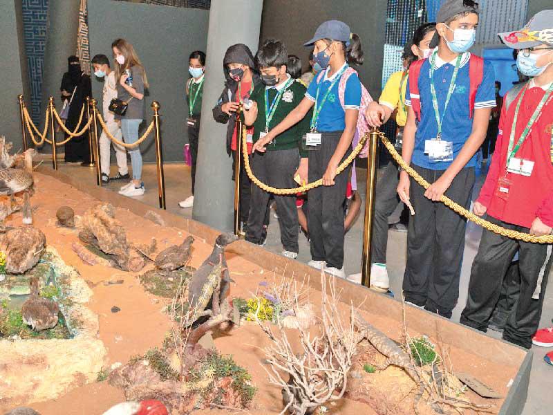 الطلبة أثناء تجولهم في أرجاء الجناح