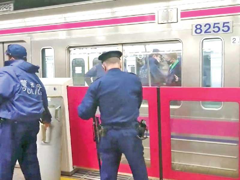 مسلح يطعن 10 ويشعل النار بقطار في طوكيو