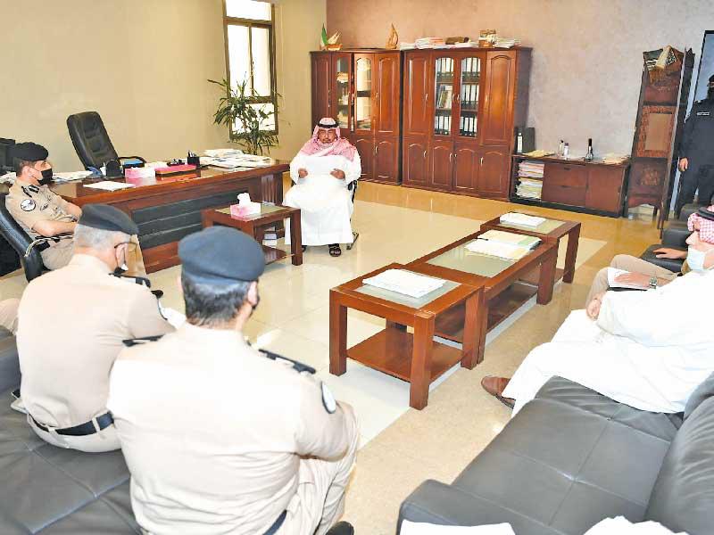 وزير الداخلية خلال زيارته إدارة المحاكمات العسكرية  أمس