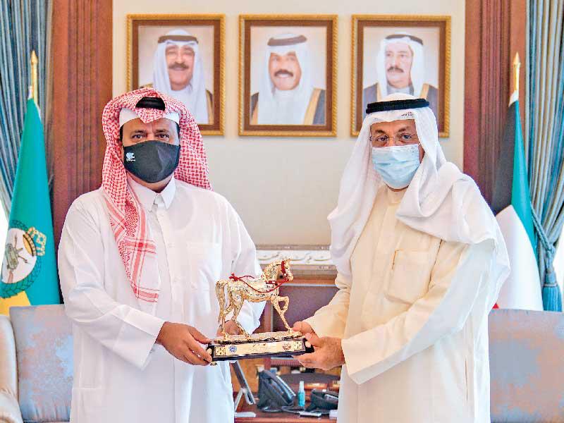  نائب رئيس الحرس الوطني الفريق أول المتقاعد الشيخ أحمد النواف  مستقبلاً المسؤول القطري