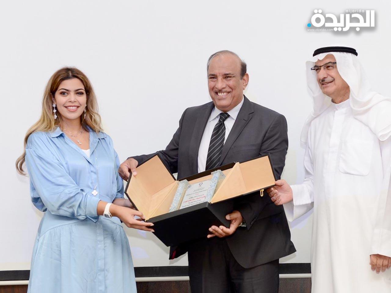 حملة «كان» تقدم درعاً تذكارية لممثلة الدكتورة سعاد الصباح  (تصوير جورج ريجي)