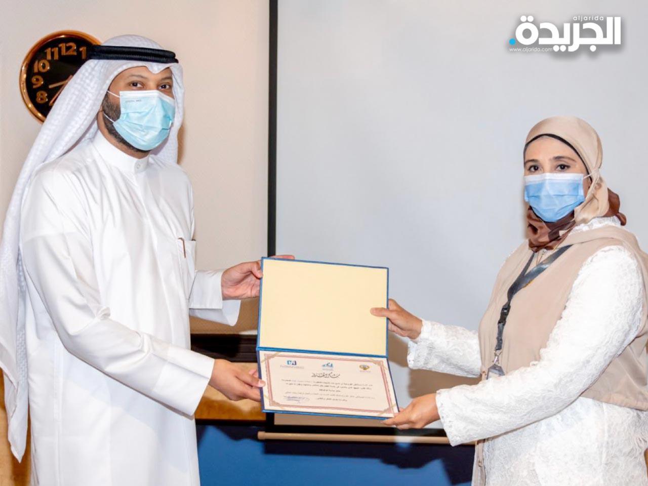 الرشيدي مكرماً رئيسة قسم منع العدوى في مستشفى الفروانية