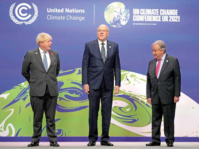 ميقاتي متوسطاً نظيره البريطاني والأمين العام للأمم المتحدة في غلاسكو امس (رويترز)  