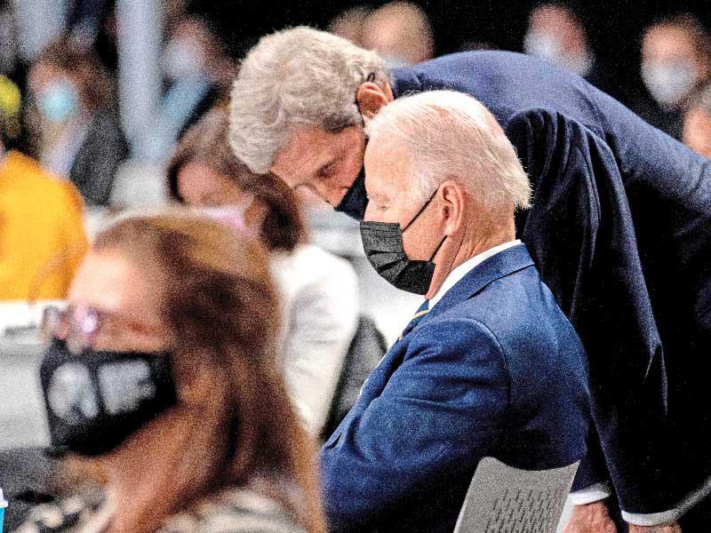 بايدن وجون كيري في قمة غلاسكو امس (رويترز)n