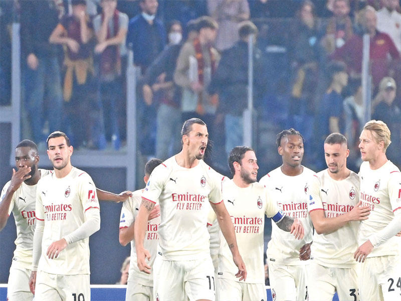 فرحة لاعبي ميلان بالهدف الأول في روما