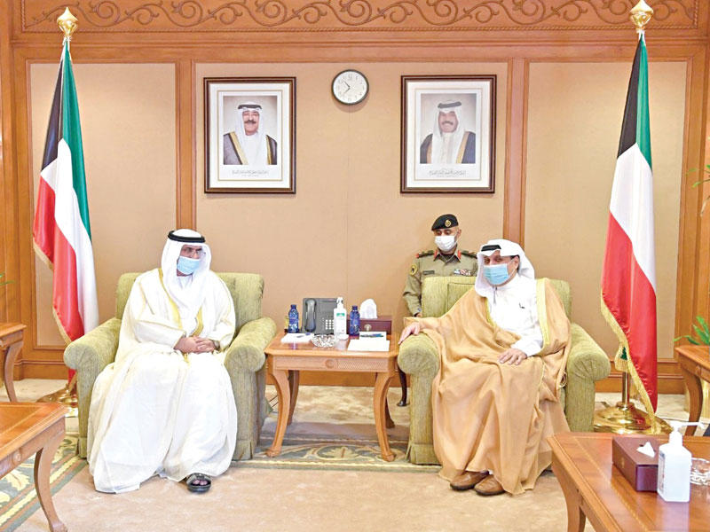 رئيس مجلس الوزراء بالإنابة وزير الدفاع الشيخ حمد الجابر مستقبلاً سفير الإمارات أمس