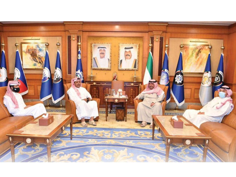 وزير الداخلية الشيخ ثامر العلي صباح  مستقبلاً رئيس الاتحادين القطري والعربي الرياضيين للشرطة العميد خالد بن حمد العطية أمس