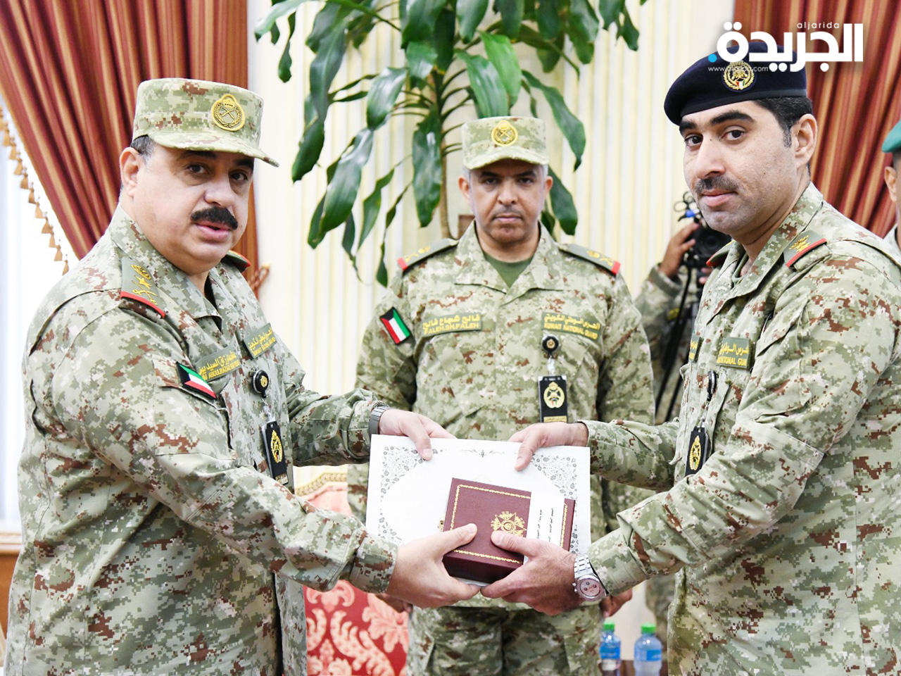 تقليد عدد من قادة الحرس الوطني أوسمة