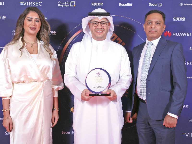 محمد القطان وفريق بنك الخليج أثناء التكريم