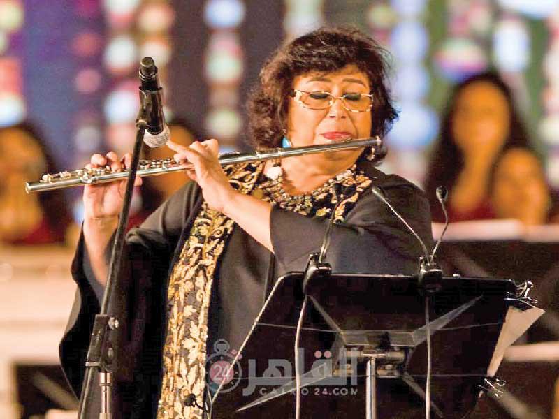 وزيرة الثقافة المصرية تعزف بالمهرجان