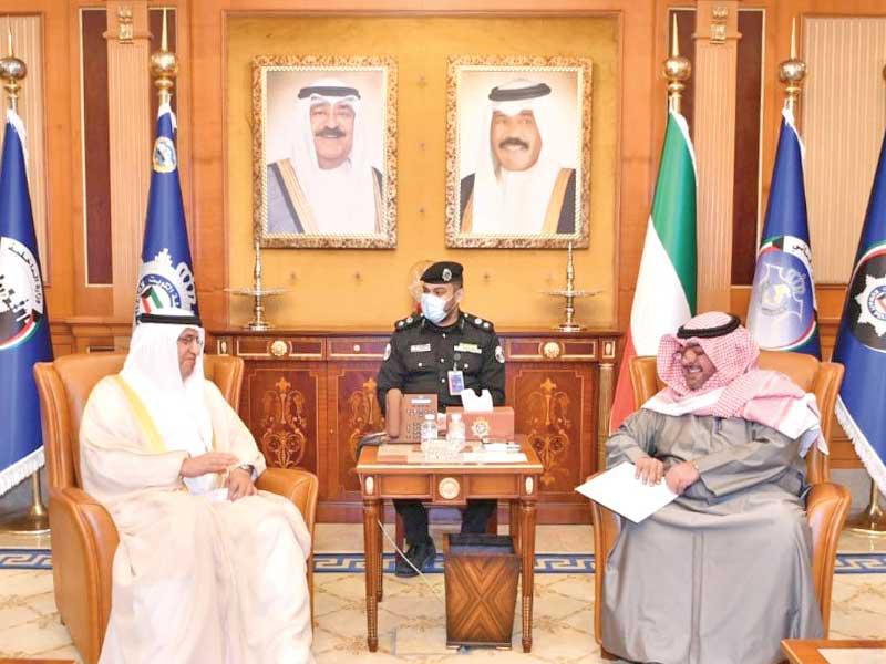 وزير الداخلية الشيخ ثامر العلي مستقبلاً سفير الإمارات أمس