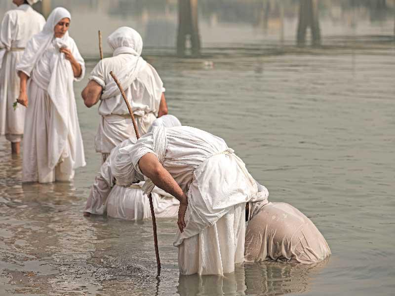 طقوس المعمودية لطائفة المندائيين العراقيين على ضفاف نهر دجلة أمس الأول  (د ب أ)