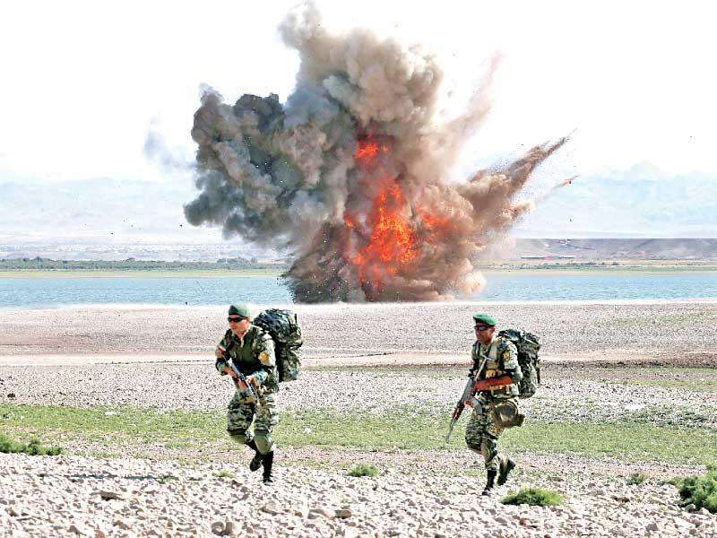 جانب من مناورات وسط إيران أكتوبر الماضي    (إي بي أيه)