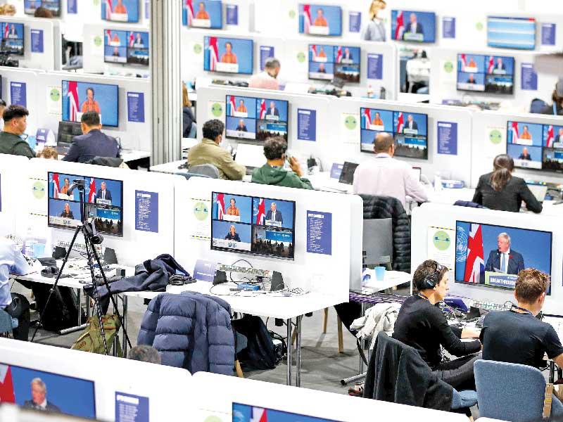 تغطية الإعلام لقمة المناخ في غلاسكو أمس (رويترز)