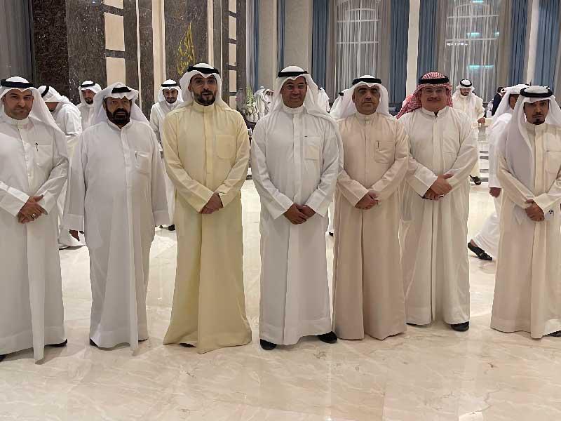  وكيل وزارة الشؤون الاجتماعية عبدالعزيز شعيب متوسطاً الحضور عقب افتتاح صالة أفراح طلال الجري