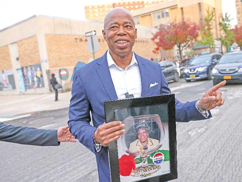 الشرطي الأسود السابق المناهض للعنصرية إريك آدامز 