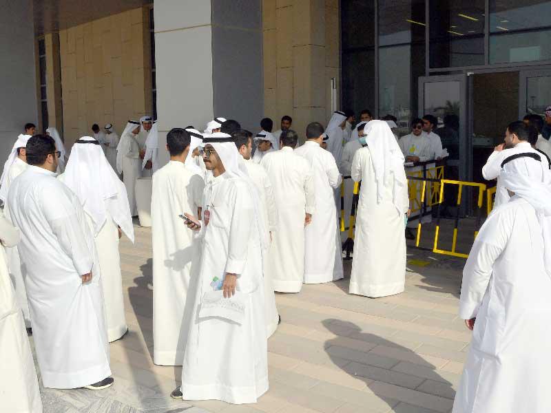 طابور طلابي أمام موقع التصويت في «الإدارية» (تصوير عبدالله الخلف)