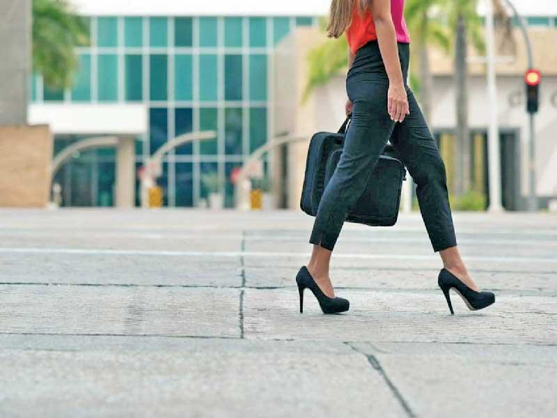 إمرأة ترتدي حذاء كعب عالي