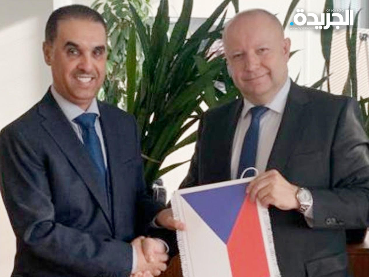 رئيس الاتحاد التشيكي لكرة القدم بيتر فوسك خلال لقائه سفير دولة الكويت لدى التشيك راشد الهاجري