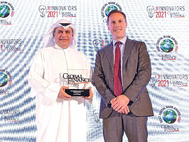 نائب رئيس مجلس الإدارة الرئيس التنفيذي لمجموعة بنك بوبيان عادل الماجد متسلماً الجائزة