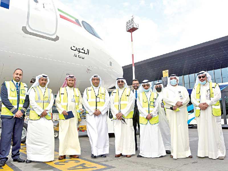 معن رزوقي وعيسى الحداد يتوسطان عدداً من مديري الدوائر التشغيلية 