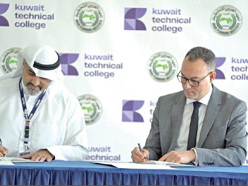 جانب من التوقيع