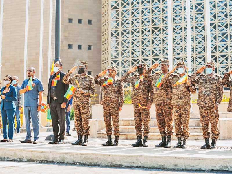 آبي أحمد خلال زيارته مقر قيادة الجيش في أديس أبابا أمس (رئاسة الحكومة)