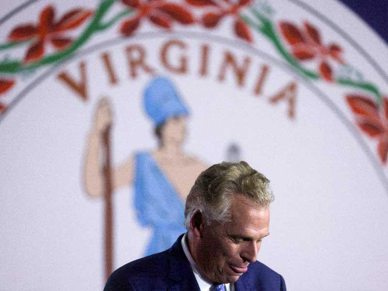 المرشح الديمقراطي لحاكم فرجينيا تيري ماكوليف يلقي نظرة على المؤيدين خلال حفلة ليلة الانتخابات والتجمع في ماكلين ، فيرجينيا 