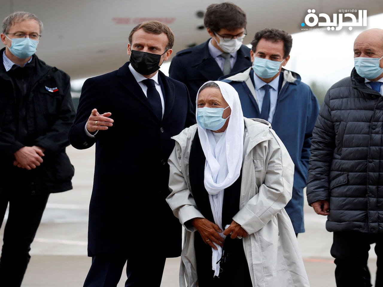 ماكرون مستقبلاً بترونين «مريم» عند عودتها إلى باريس