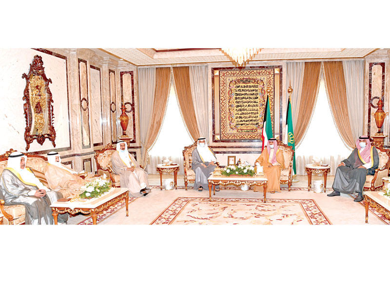 سمو الأمير مستقبلا لجنة ضوابط العفو