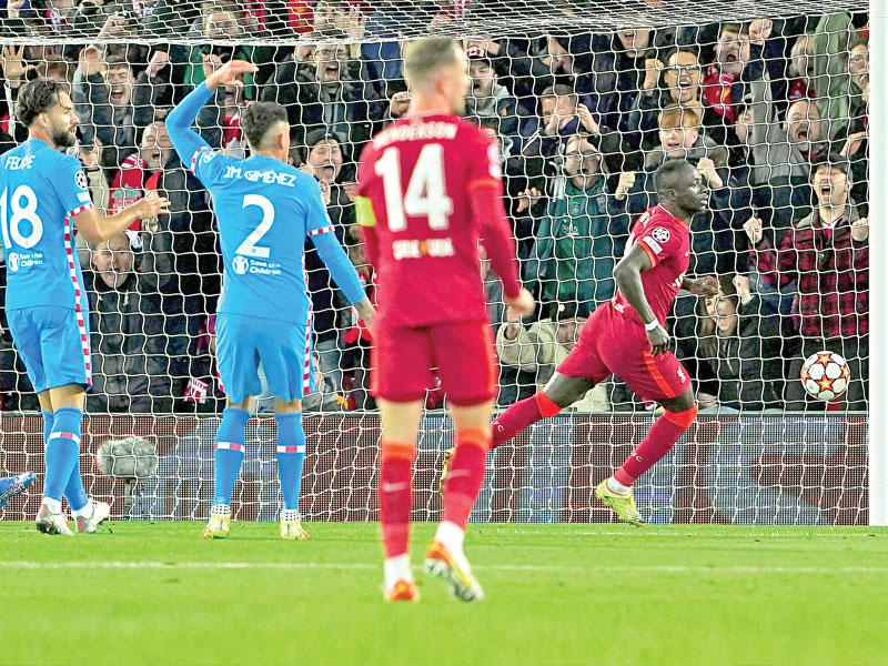 ماني نجم ليفربول يحتفل بهدفه في مرمى أتلتيكو