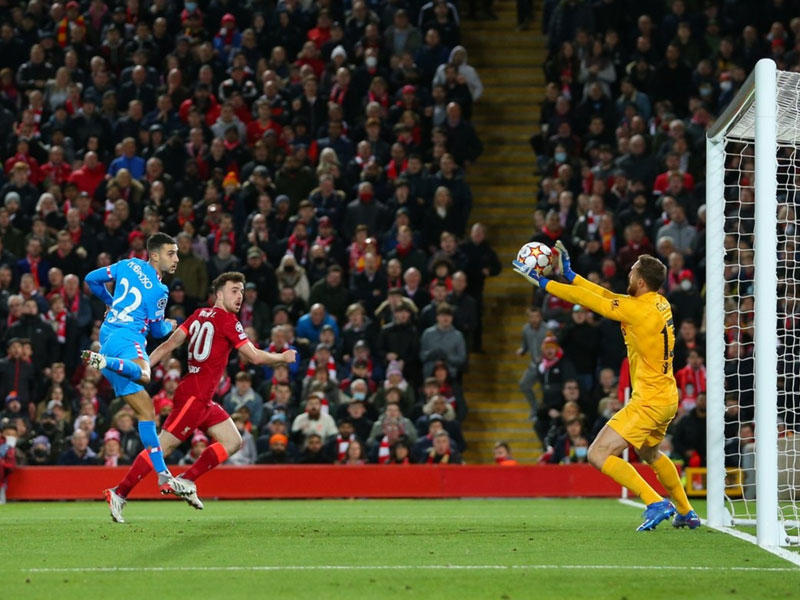 حارس مرمى أتلتيكو مدريد يان أوبلاك يتصدي لكرة لاعب ليفربول