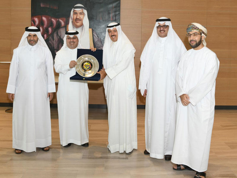 سفير مملكة البحرين صلاح المالكي يقدم درعاً تذكارية