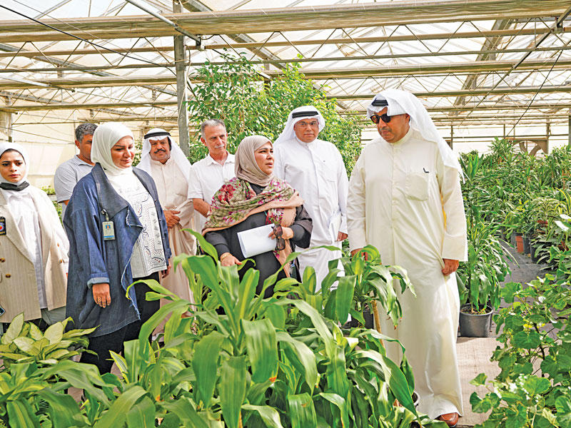 نائب رئيس مجلس الوزراء وزير الدفاع الشيخ حمد الجابر خلال زيارته الشؤون الزراعية التابعة لهندسة المنشآت العسكرية أمس