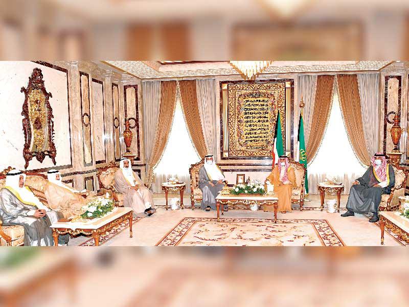 الأمير مستقبلاً لجنة ضوابط العفو أمس