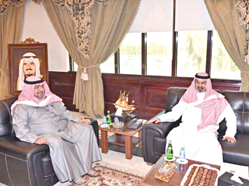 الوكيل المساعد لجهاز أمن الدولة اللواء الشيخ سالم النواف مستقبلاً وزير الداخلية الشيخ ثامر العلي خلال زيارته جهاز أمن الدولة أمس