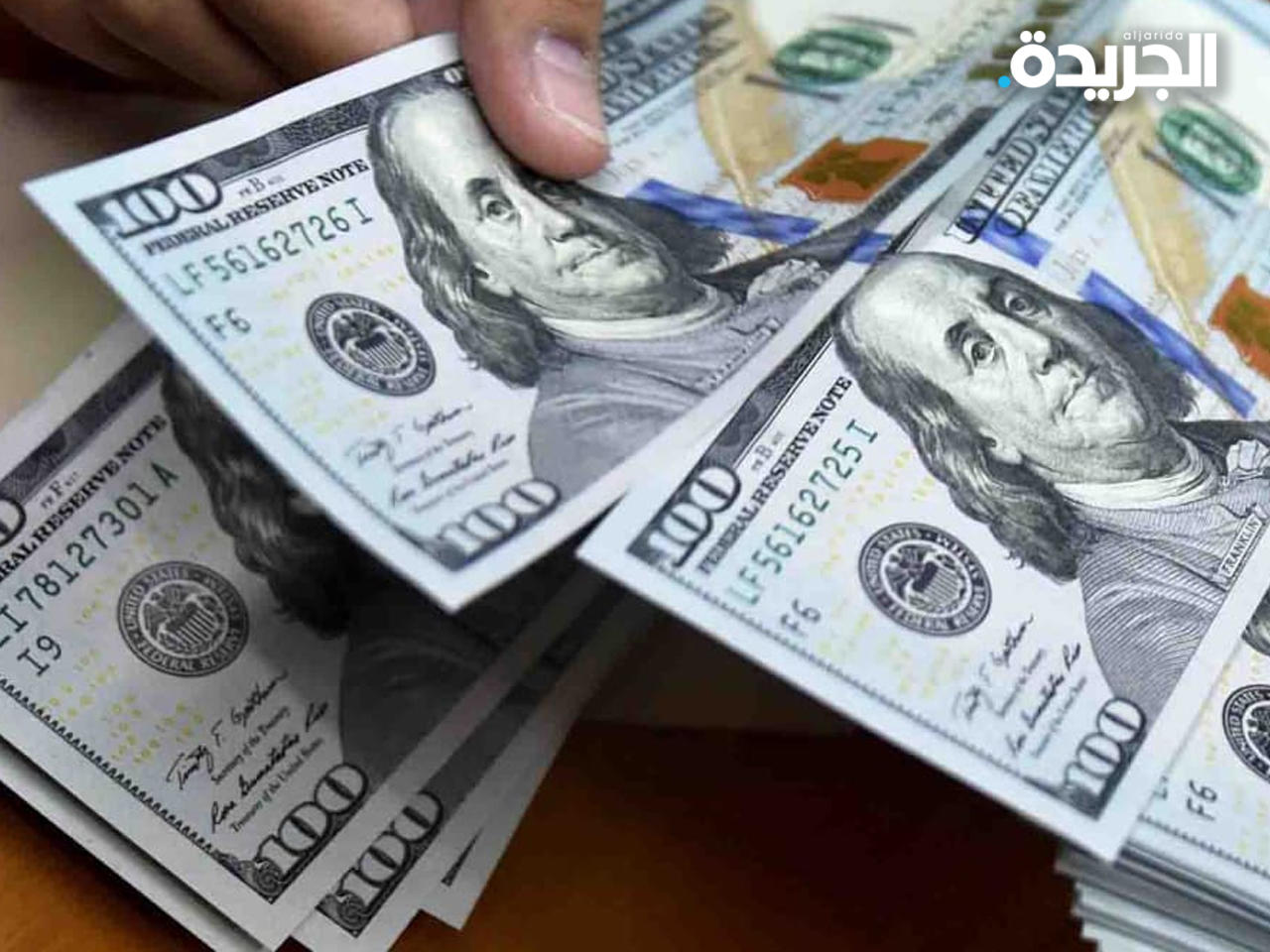 وافد تمتهن النصب ببيع دولارات مزورة