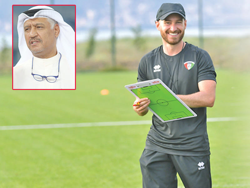 مدرب الأزرق المؤقت الاسباني غونزاليس ويظهر في الإطار  رئيس الجهاز الطبي لمنتخب الكويت عبدالمجيد البناي