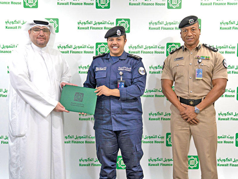 يوسف الرويح وناصر بوصليب عقب اتفاقية الشراكة بحضور العقيد يوسف المرشد