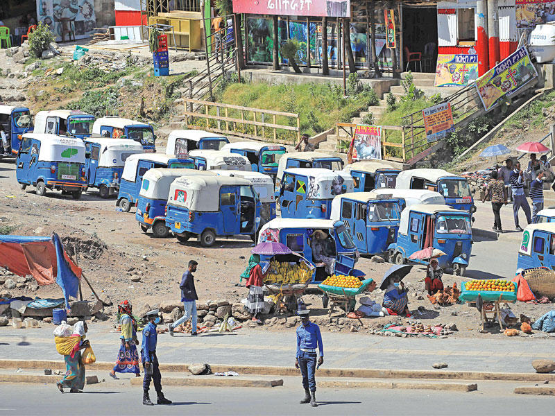 عناصر شرطية في حي لافتو بأديس أبابا أمس الأول (رويترز)