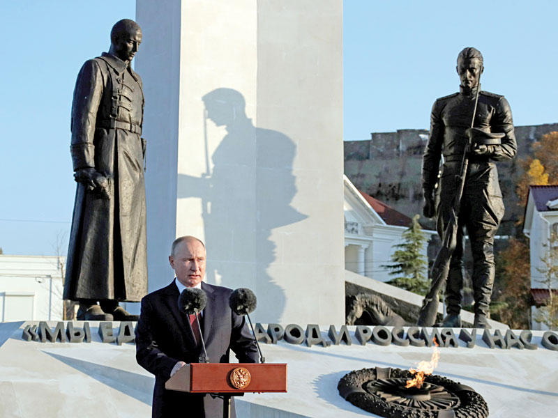 الرئيس الروسي فلاديمير بوتين زار نصبا تذكارياً في القرم الخميس الماضي (رويترز)