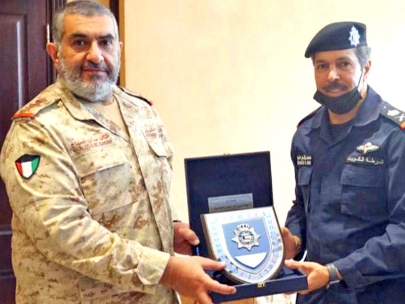  المدير العام لمديرية عمليات القيادة التنسيقية لحماية الأمن الداخلي، اللواء الركن محمد الديحاني مكرماً رئيس الأركان العامة للجيش، الفريق الركن الشيخ خالد الصالح