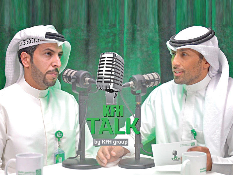 مساعد مدير العلاقات العامة في بيت التمويل الكويتي (بيتك) محمد العوضي مستضيفا مساعد مدير الخدمات المصرفية الرقمية محمد الخميس في إحدى حلقات KFH Talk
