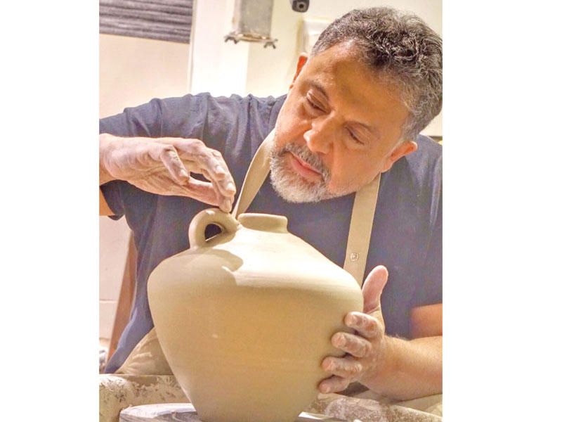 رئيس قطاع الفنون التشكيلية في نقابة الفنانين والإعلاميين الخزاف علي العوض 