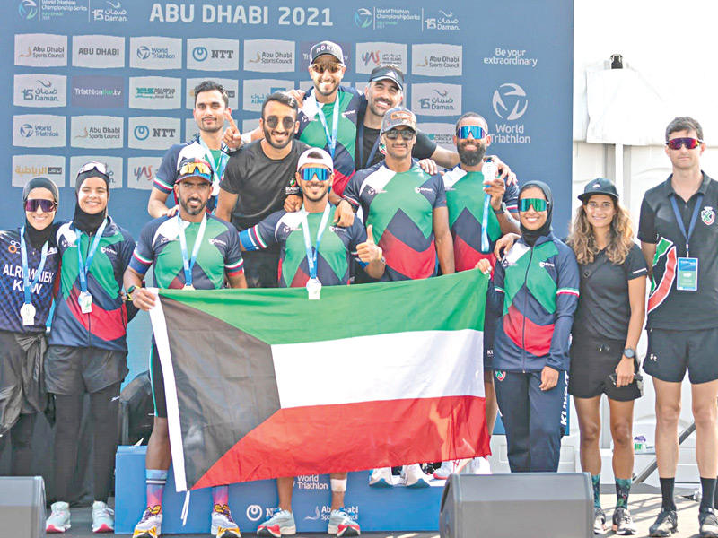 لاعبو ولاعبات نادي الكويت للترايثلون خلال تتويجهم